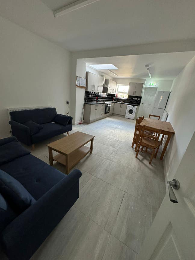 Fully furnished rooms available Main Photo