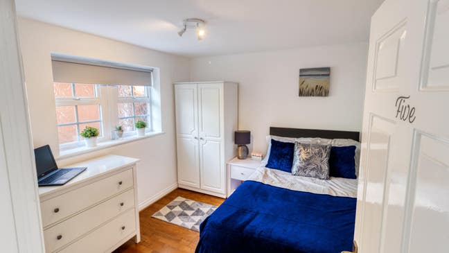 Designed For Comfort Property Near Sugar Way 🥰 Main Photo