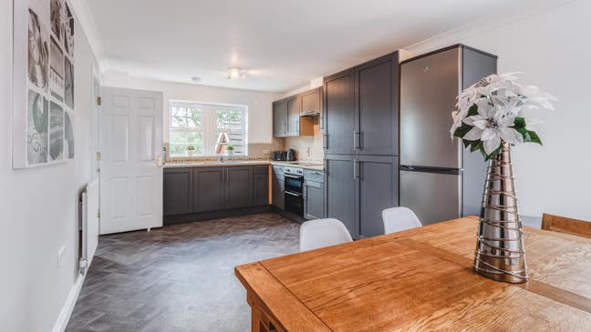 Designed For Comfort Property Near Sugar Way 🥰 Main Photo