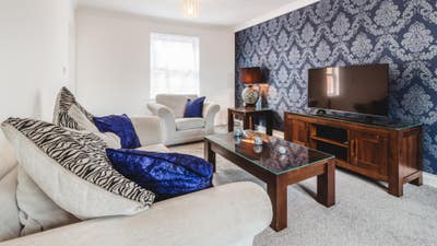 Designed For Comfort Property Near Sugar Way 🥰 Main Photo