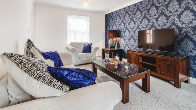 Designed For Comfort Property Near Sugar Way 🥰 Main Photo