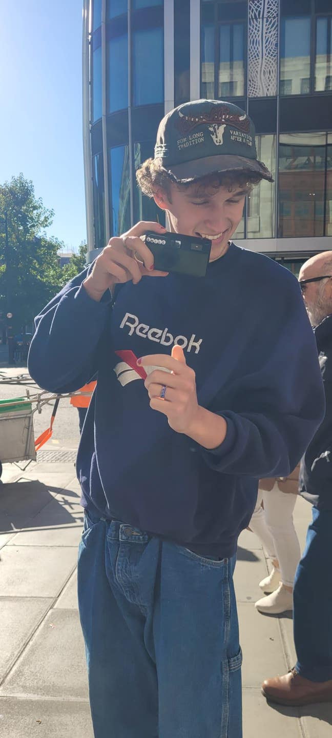 young professional in looking in south mcr Main Photo