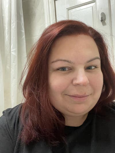 I am a professional female aged 33. I am look... Main Photo