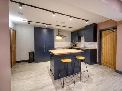 En-Suite Rooms, Bills Inc., Town Centre Main Photo