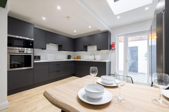 Double Room with own Bathroom   **All Bills Incl** Main Photo