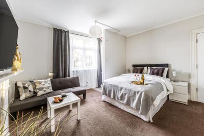 Double bedroom with en-suite shower room Main Photo