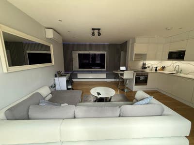 Modern Whole Flat available (1 Room with bathroom) Main Photo