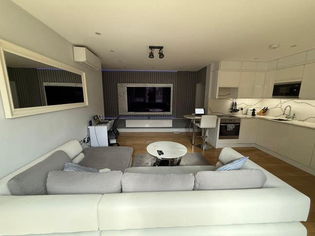 Modern Whole Flat available (1 Room with bathroom) Main Photo