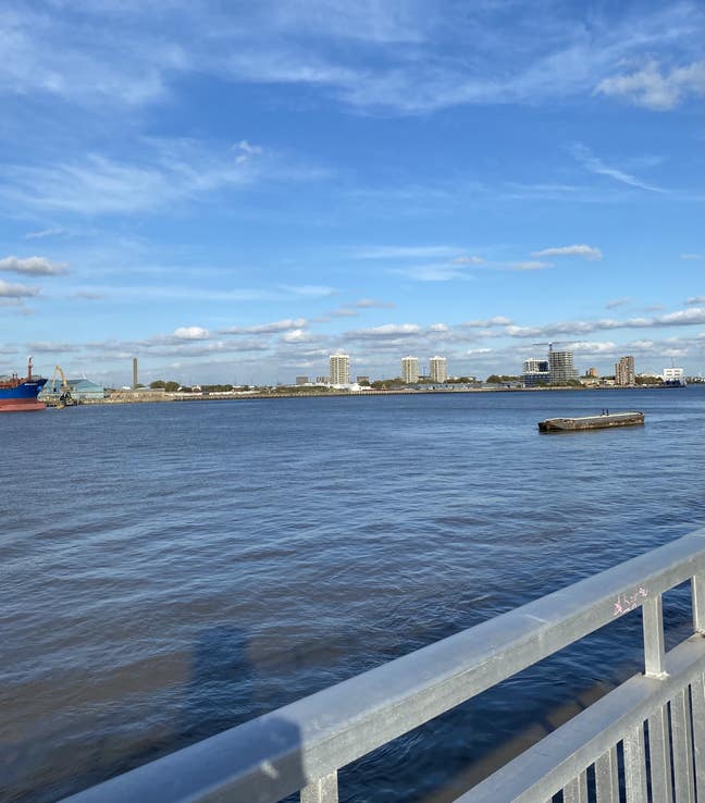 Riverside contemporary flat share  Main Photo