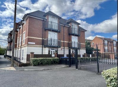 2 bed flat close to amenities  Main Photo