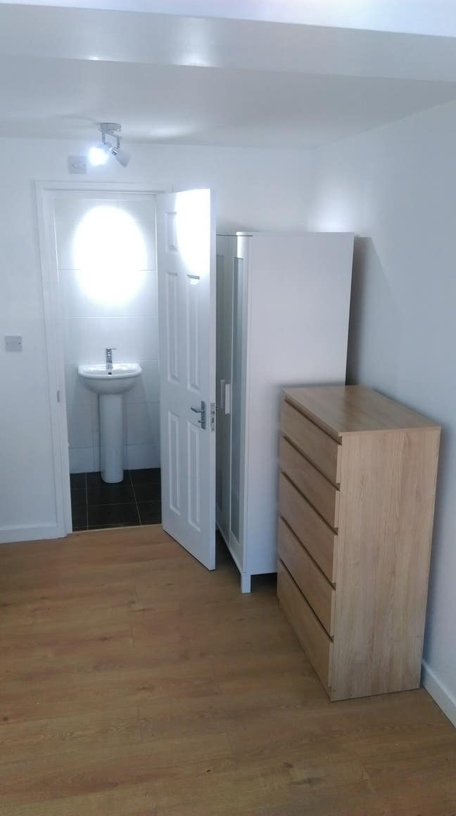 Ensuite Double Room with Lounge and Garden Main Photo