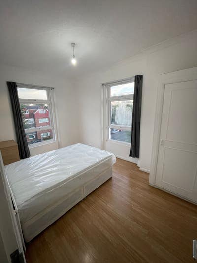 Rooms to Let near Birkbeck Station and local shops Main Photo