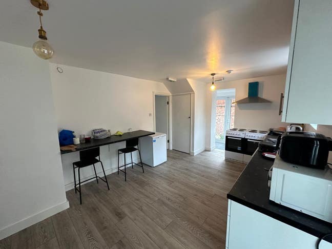 EN-SUIT Room to Rent in Palmers Green, N13 Main Photo