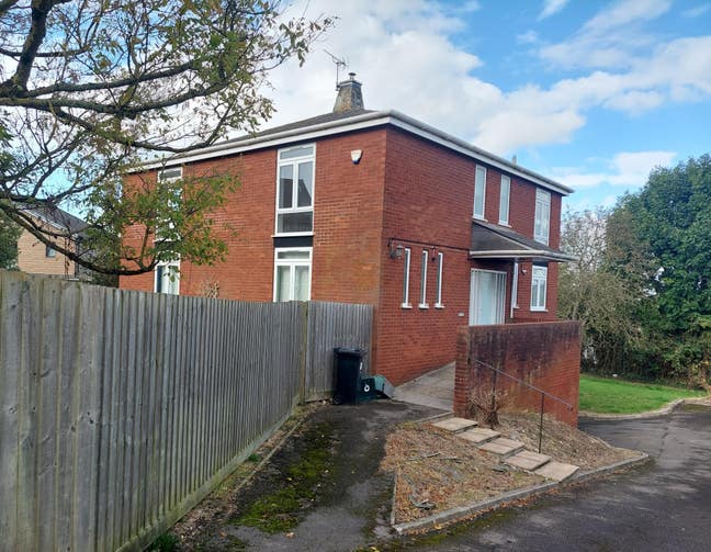 Double Room Available in Spacious 4-Bedroom House Main Photo