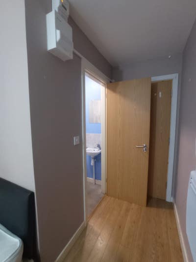 En Suite Apartment in Central Location Available Main Photo
