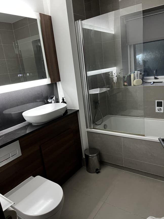 Large double room available in modern town house  Main Photo