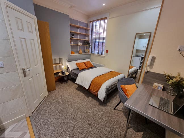 Avail July / Aug 2026  Bills Inc Studio Lincoln  Main Photo