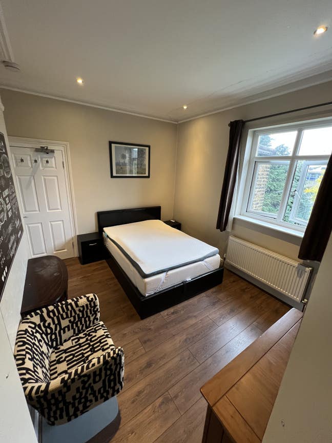 Clean, Double Room in Large Victorian House  Main Photo