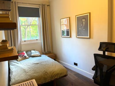 Short term let: Room with private bathroom Main Photo