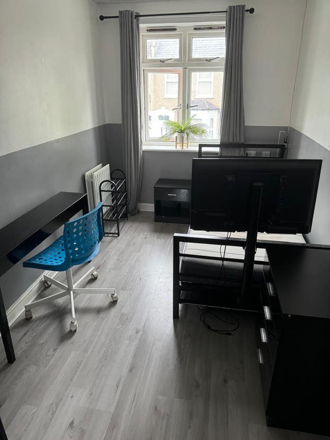 Spacious 3bed home- Furnished Single room 2 rent  Main Photo