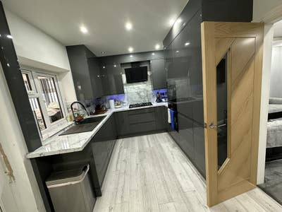Large double bedroom with furnished  Main Photo