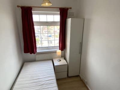 Single Room to let in Tolworth Main Photo