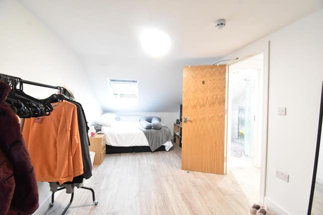 Very Large New Double  Room, in Edmonton N9 Main Photo