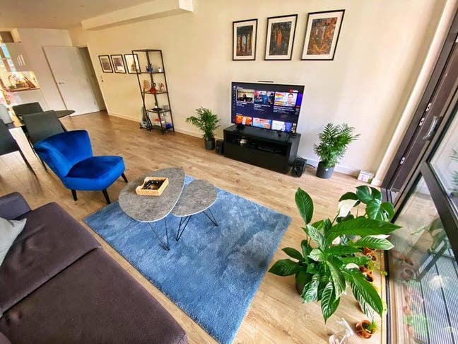 Large Single Room w/ Concierge and Balcony Main Photo