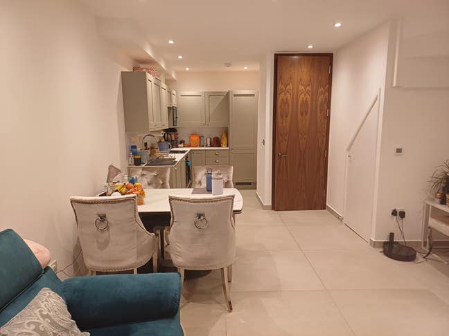 Modern Living with great transport links Main Photo