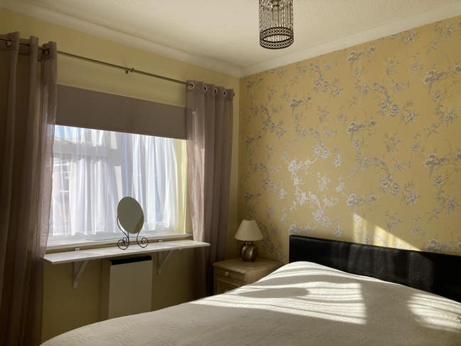 Self contained bed, sitting room & Kitchenette Main Photo