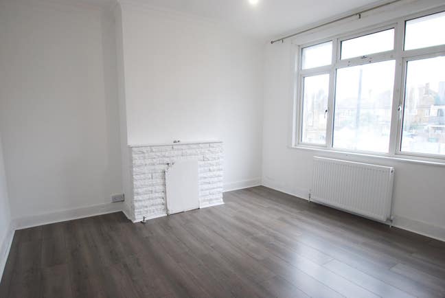 Two bed flat with garden near City Airport DLR Main Photo