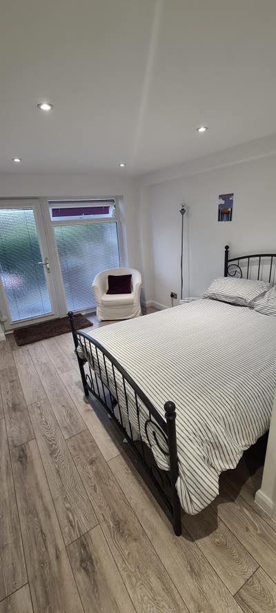 Self contained modern studio style room Main Photo