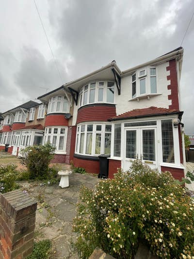 Modern 3/4 Bedroom House To Let - Ilford IG3 Main Photo