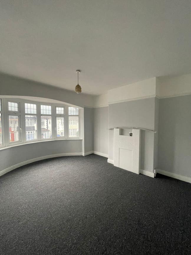 Modern 3/4 Bedroom House To Let - Ilford IG3 Main Photo