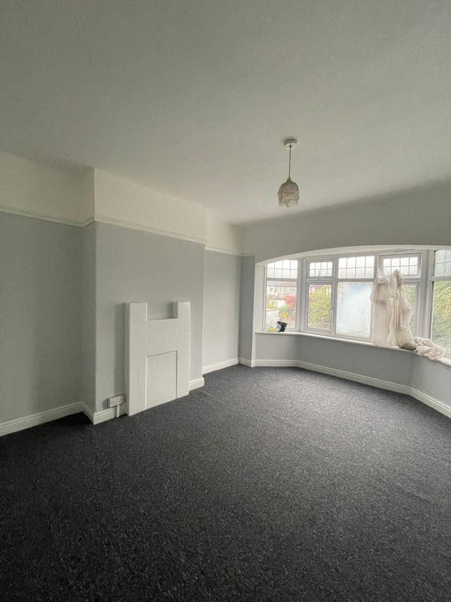 Modern 3/4 Bedroom House To Let - Ilford IG3 Main Photo