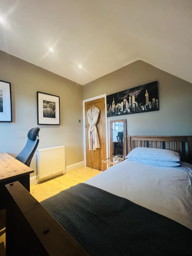 Modern Rooms NM/WP Area — Bills included.  Main Photo