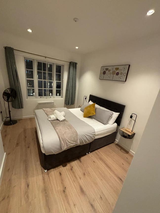 Short Let! Modern Serviced Apartment next to Stn Main Photo
