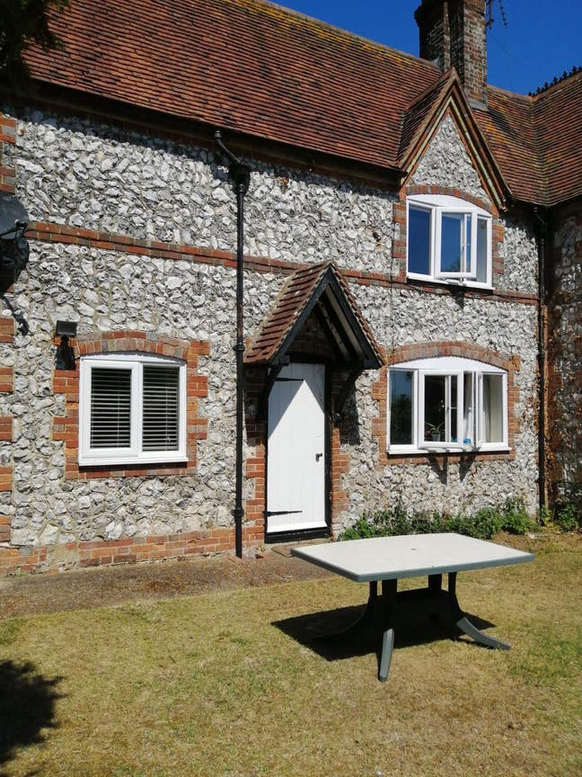 Double room to let in cottage  Main Photo