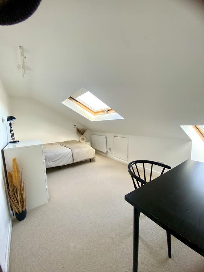 Open and airy large loft double room Main Photo