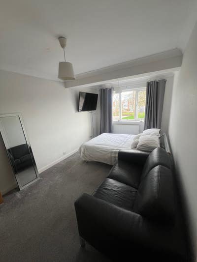 Large double room and en-suite to rent Main Photo