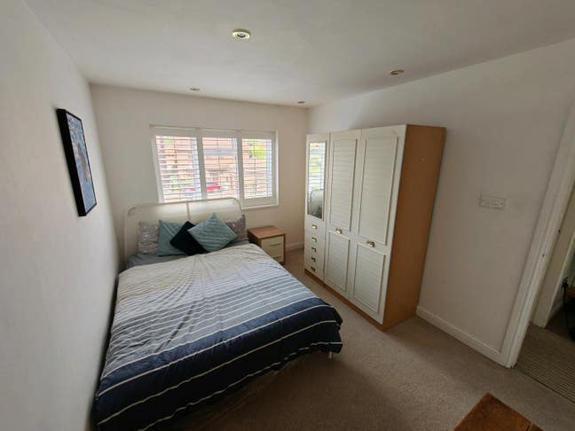 Cozy, bright large room with king-size bed  Main Photo