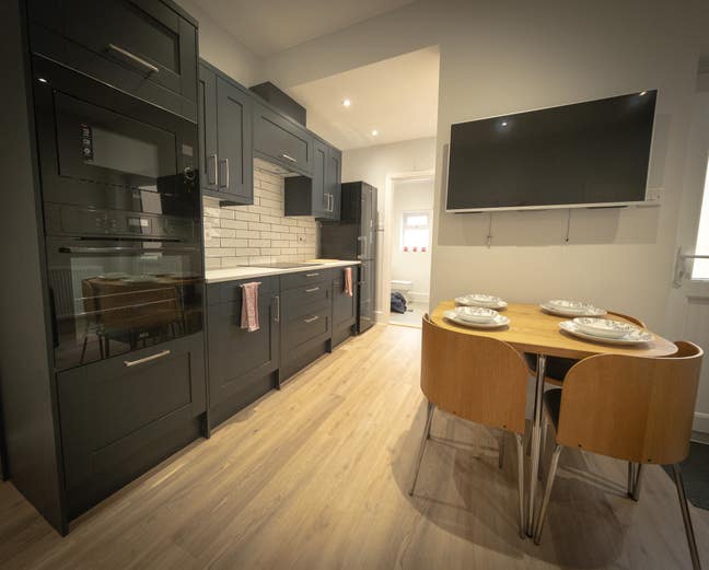 Double Room, near RHS and City Centre. Main Photo