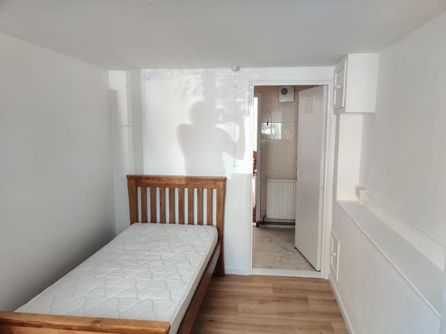 Single ensuite furnished room in Heston  Main Photo