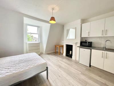 Spacious Double Room To rent with Kitchenette  Main Photo