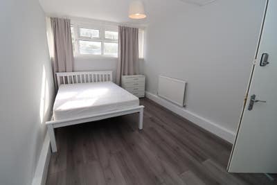 Lovely and Cosy Few Steps from Central Line  Main Photo
