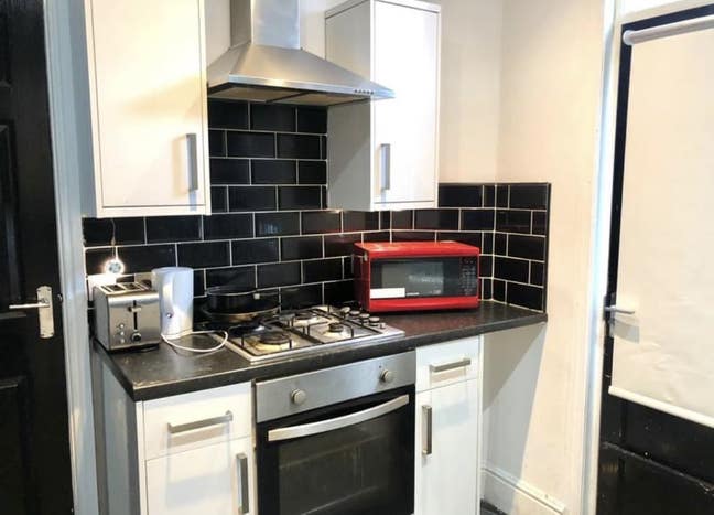 4 bedroom house Salford Main Photo