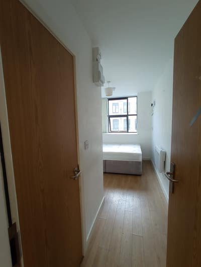 En Suite Apartment in Central Location Available Main Photo