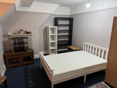Large double room in Pinner next to the undergroun Main Photo