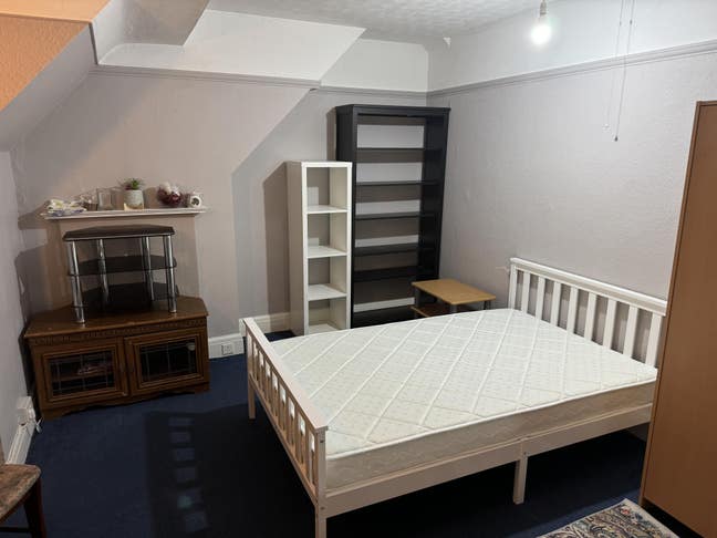 Large double room in Pinner next to the undergroun Main Photo