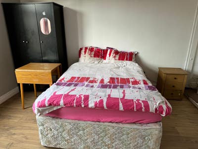 Spacious room in a friendly household  Main Photo
